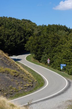 İtalya 'nın Parma ilindeki Toscano Emiliano Parkı dağ yolu manzarası. Yüksek kalite fotoğraf