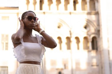 Avrupa 'yı tanımaya çalışan beyaz giysili Afro-Amerikan kadın portresi, Ferrara. İtalya. Yüksek kalite fotoğraf