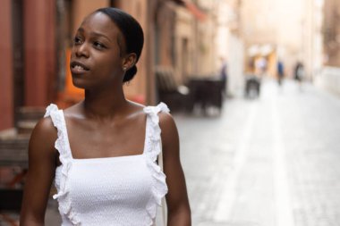 Avrupa 'yı tanımaya çalışan beyaz giysili Afro-Amerikan kadın portresi, Ferrara. İtalya. Yüksek kalite fotoğraf