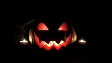 Cadılar Bayramı balkabağı ve yanan mumlar. Örümcek ağları olan karanlık bir arka plan. Cadılar Bayramı Sanat Tasarımı.