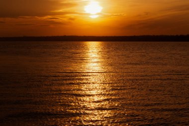 Senset ya da gün doğumu zamanı. Denizde güzel zamanlar.