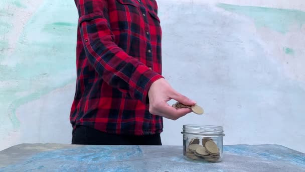 Vídeo Conceptual Una Joven Lanzando Monedas Frasco Vidrio — Vídeo de stock