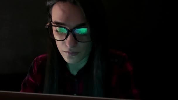 Κοντινό Πλάνο Της Κουρασμένης Γυναίκας Που Εργάζεται Νύχτα Φορητό Υπολογιστή — Αρχείο Βίντεο