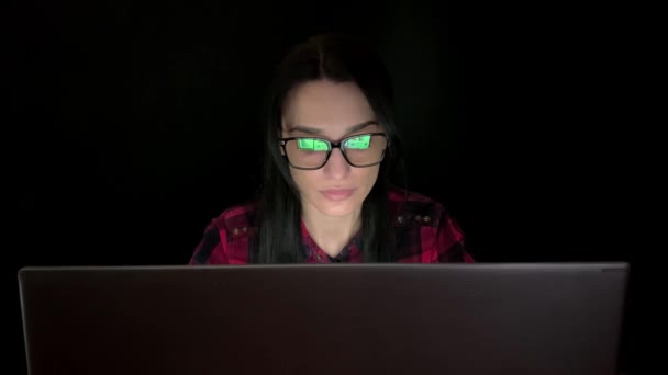 Κοντινό Πλάνο Της Κουρασμένης Γυναίκας Που Εργάζεται Νύχτα Φορητό Υπολογιστή — Αρχείο Βίντεο
