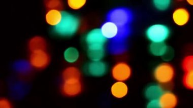 Şehir gece lambası Bokeh 'i bulanıklaştırıyor. Odak bulanıklığı. Sihirli peri festivali arkaplanı. Akşam şehir manzarası.