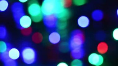 Şehir gece lambası Bokeh 'i bulanıklaştırıyor. Odak bulanıklığı. Sihirli peri festivali arkaplanı. Akşam şehir manzarası.