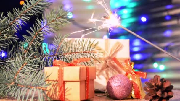 Cajas Regalo Decoraciones Bengalas Ardientes Ramas Abeto Navidad Guirnaldas Parpadeando — Vídeo de stock