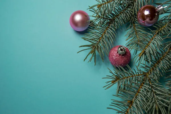 Weihnachtsbaumzweig Mit Spielzeug Auf Blauem Hintergrund Ansicht Von Oben Raum — Stockfoto