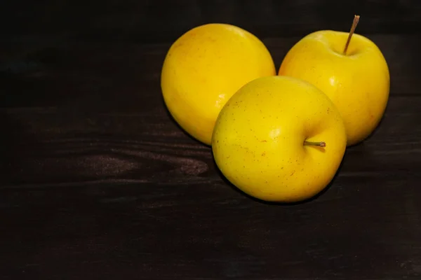 コピースペースと暗い木製の背景に黄色のリンゴ — ストック写真