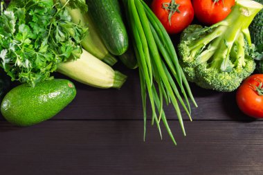 Koyu ahşap arka plan metin için yer ile yemek pişirmek için taze sebze. Üstten Görünüm. Sağlıklı, vejetaryen, diyet gıda kavramı.