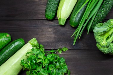 Koyu ahşap arka planda yemek pişirmek için taze sebzeler ve şifalı bitkiler. Üst Manzara. Sağlıklı, vejetaryen, diyet yemeği kavramı.