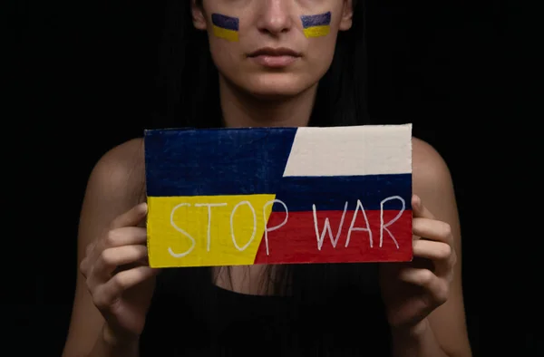 Yazıt Ukraynalı Kadının Elinde Savaşı Durdurun Siyah Arka Plan Yüzünde — Stok fotoğraf