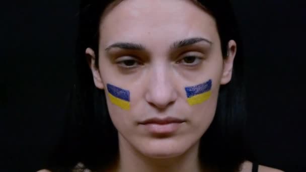 Портрет Молодої Дівчини Синьо Жовтим Українським Прапором Щоці Дивлячись Камеру — стокове відео