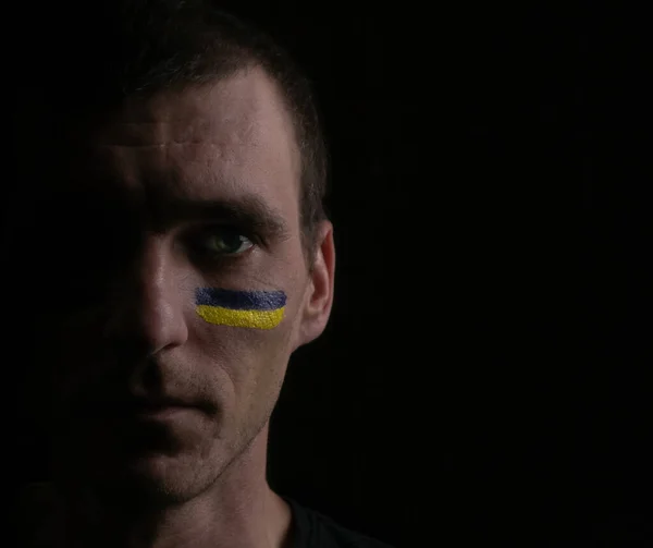 Porträtt Patriotisk Ukrainsk Man Med Målade Gula Blå Flagga Ansiktet — Stockfoto
