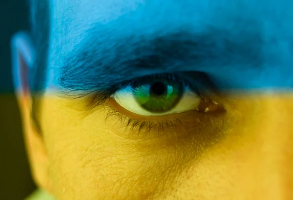 Närbild Arga Manliga Gröna Ögat Blå Och Gula Färger Ansiktet — Stockfoto