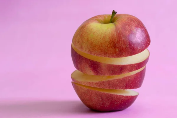 Manzana Madura Levitante Flotante Sobre Fondo Rosa Vitaminas Concepto Dieta — Foto de Stock