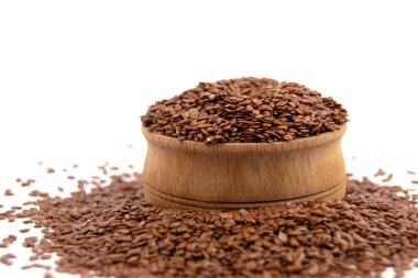 Sağlıklı kahverengi keten tohumu beyaz arka planda izole edilmiş ahşap kasede..