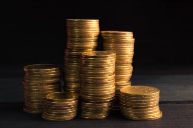 Ukrayna parası. Siyah Arkaplanda Altın Para Yığını.