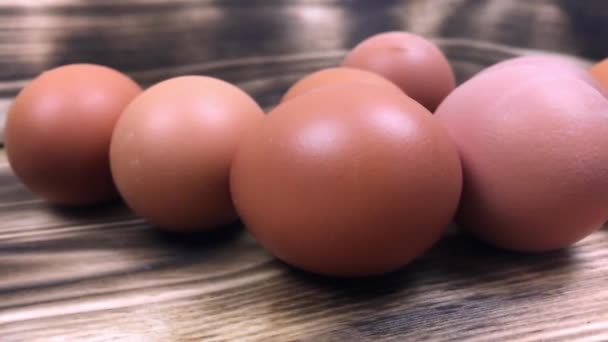 Αυγό Κοτόπουλου Σφηνάκι Φρέσκα Ωμά Αυγά Κοτόπουλου Πολλά Φρέσκα Καφέ — Αρχείο Βίντεο