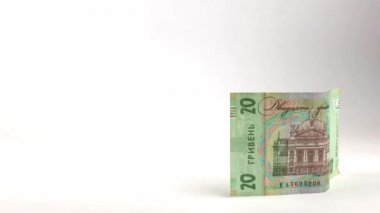 İnsan eli Ukrayna para banknotlarını beyaz arka plan üzerine serer. 20, 50, 100, 200, 500 hryvnias değerlerinde Ukrayna hryvnia 'sı.