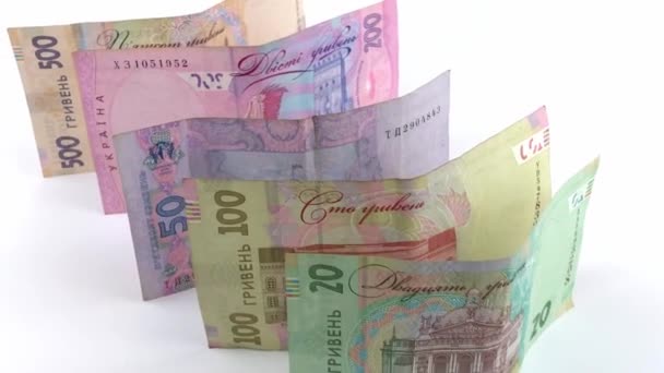 Papirpenger av forskjellig slag, ukrainsk hryvnia i valørene 20, 50.100, 200, 500 hryvnias, nye penger, isolert på hvit bakgrunn. Sett ovenfra – stockvideo