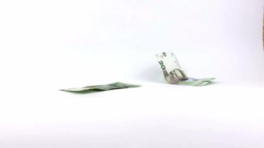 Düşen Ukrayna parası. Beyaz arka planda Ukrayna faturaları