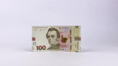 Kağıt para. Beyaz arka planda 100 hryvnia izole edilmiş Ukrayna hryvnia mezhebi. Ukraynalı şair Taras Shevchenko 'nun bir banknotun üzerindeki portresi