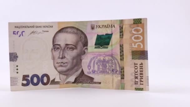 Kağıt para. Beyaz arka planda 500 hryvnia izole edilmiş Ukrayna hryvnia mezhebi. Ukraynalı yazar Hryhoriy Skovoroda 'nın bir banknottaki portresi — Stok video