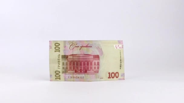 Papel moneda. Hryvnia ucraniana en denominaciones 100 hryvnias aisladas sobre fondo blanco — Vídeos de Stock