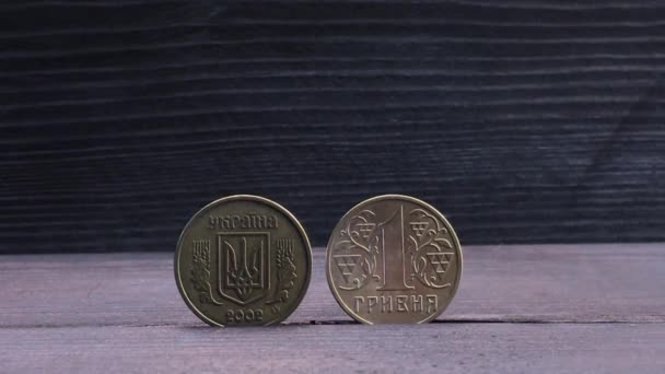 Ukrajinské Mince Nominální Hodnotě Hřivna Dřevěném Pozadí Obrácená Obrácená Mince — Stock video