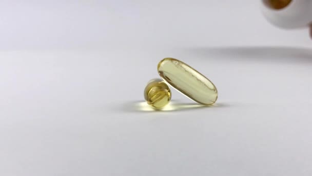 Omega Żółte Tabletki Oleju Rybnego Białej Powierzchni Koncepcja Medycyny Naturalnej — Wideo stockowe