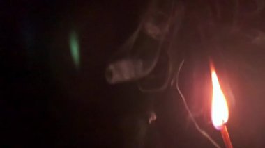 Kibrit karanlıkta siyah bir arkaplanda yanıyor. HD yavaş çekim