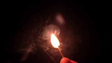 Kibrit karanlıkta siyah bir arkaplanda yanıyor. HD yavaş çekim