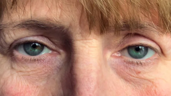 Tråkig Blå Grå Ögon Äldre Kvinna Ser Framåt Extrem Närbild — Stockfoto