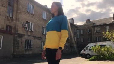 Sokaktaki Ukraynalı kız. Ukrayna 'ya destek. Vatansever elbiseli bir kız. Ukrayna 'da savaş. Savaşı durdurun..