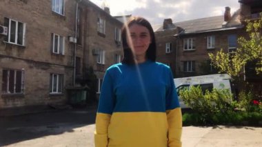 Güzel Ukraynalı yetişkin kız vatansever kıyafetler giyiyor. Sokaktaki gülümseyen Ukraynalı kadının portresi. Ukrayna 'daki savaşı durdurun.