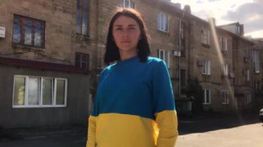 Güzel Ukraynalı yetişkin kız vatansever kıyafetler giyiyor. Sokaktaki Ciddi Ukraynalı kadın portresi. Savaşı durdurun..