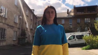 Güzel Ukraynalı yetişkin kız vatansever kıyafetler giyiyor. Sokaktaki Ukraynalı kadın portresi. Ukrayna 'daki savaşı durdurun.