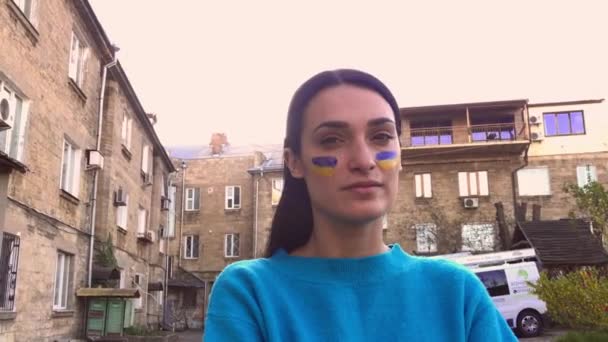 Щоці Портрет Дівчини Блакитним Жовтим Прапором Дивиться Камеру Припиніть Війну — стокове відео