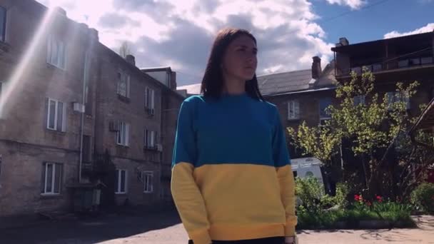 Ukrajinská Dívka Ulici Podpora Ukrajiny Dívka Patriotickém Oblečení Válka Ukrajině — Stock video