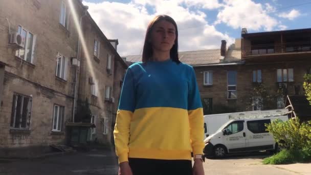 Schöne Erwachsene Ukrainische Mädchen Patriotischer Kleidung Porträt Einer Ukrainischen Frau — Stockvideo
