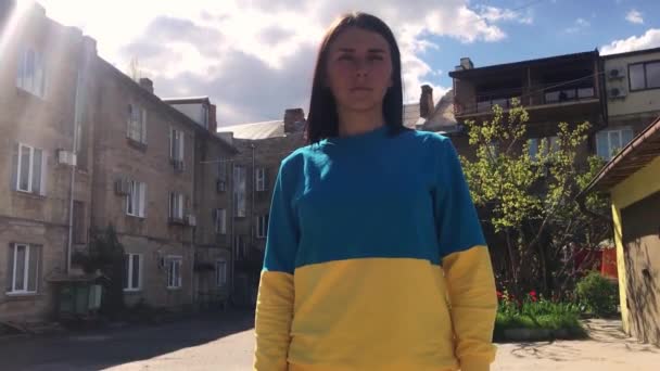 Gadis Ukraina Dengan Jalan Dukungan Untuk Ukraina Gadis Berbaju Patriotik — Stok Video