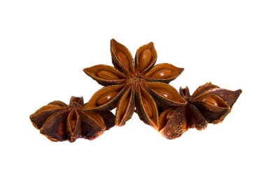 Beyaz arkaplanda izole edilmiş yıldız anason baharat meyve ve tohumları