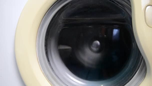White Washing Machine Washes Dirty White Colorful Clothes Washing Clothing — ストック動画