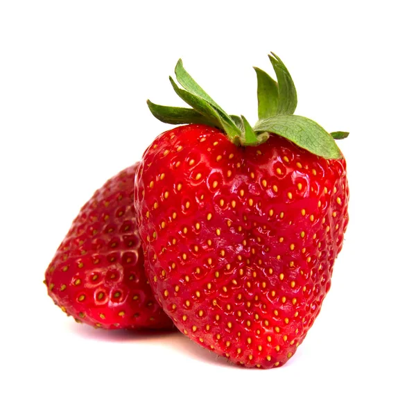 Beyaz arkaplanda kırmızı çilek izole edilmiş.