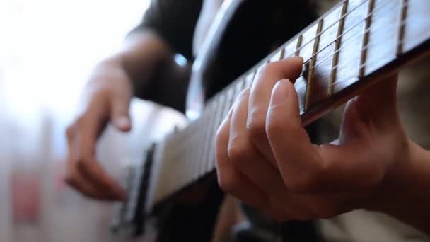Die Hand Einer Frau Hält Einen Akkord Auf Einer Gitarre — Stockvideo