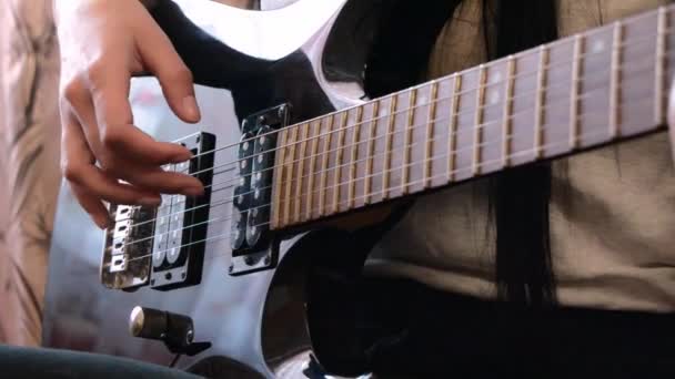 Gitarrensaiten Ein Musikinstrument Mit Sonnenstrahlen Darauf Eine Unbekannte Frau Spielt — Stockvideo