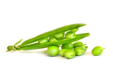 Beyaz arkaplanda taze yeşil bezelyeler..