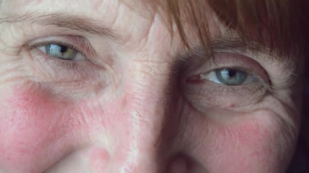 Tvář Usmívající Ženy Středního Věku Přirozeným Make Upem Modrýma Očima — Stock video