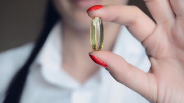 展示Omega 3胶囊的女人鱼油药丸在女性手中 靠近点卫生保健的概念 维生素和健康食品 — 图库视频影像